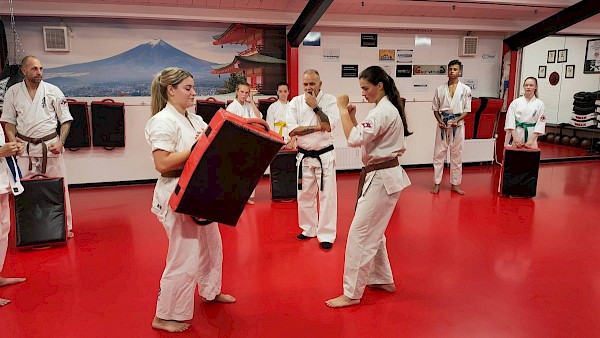 Afbeelding: Karate (img20220915195924-scaled-e1670701728935.jpg)